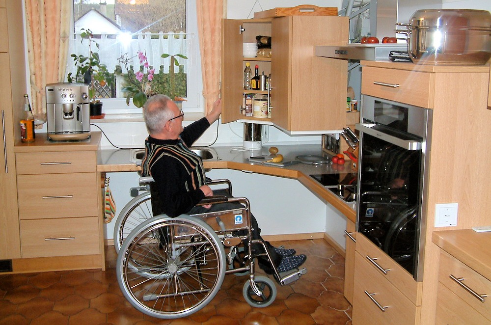 Rollstuhlfahrer in der Küche